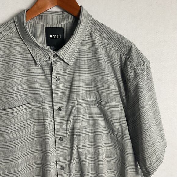 511 Plus Mens Button Up Collared Shirt Grey Plaid with Pockets 2XL lightweight - Picture 3 of 10
